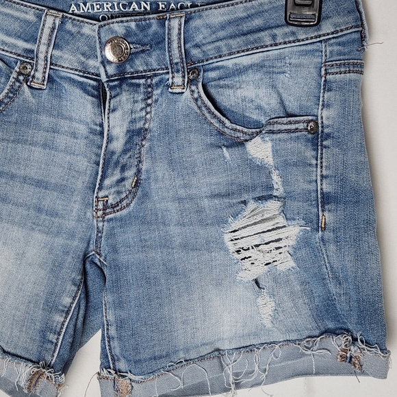 American Eagle Midi Jean Short Sz 2 Light Wash Blue Distressed Super Stretch - Picture 2 of 7